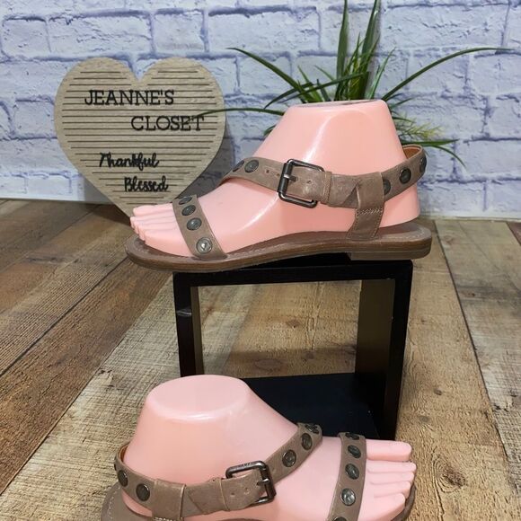 Frye Women's Morgan Hammered Stud Sandal
Size 6.5 - Picture 11 of 12
